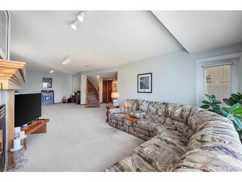 34-99 Christie Point Sw, Calgary, AB - Indoor Photo Showing Living Room