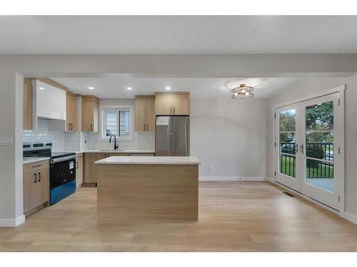 1327B 35 Street Se, Calgary, AB - Indoor Photo Showing Kitchen