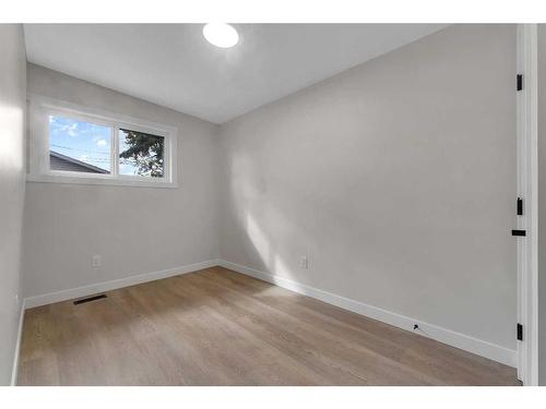 1327B 35 Street Se, Calgary, AB - Indoor Photo Showing Other Room