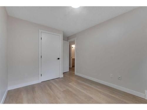 1327B 35 Street Se, Calgary, AB - Indoor Photo Showing Other Room