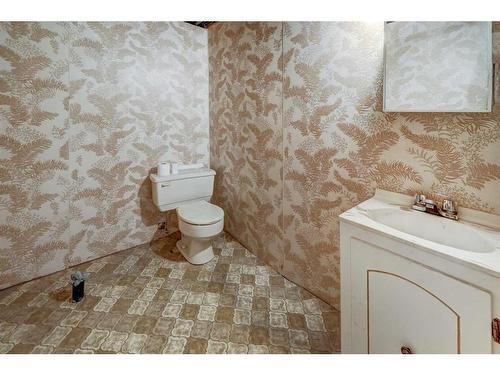 6 Radcliffe Crescent Se, Calgary, AB - Indoor Photo Showing Bathroom