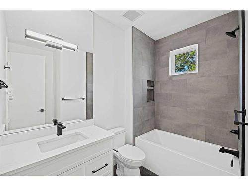 413 18 Avenue Nw, Calgary, AB - Indoor Photo Showing Bathroom