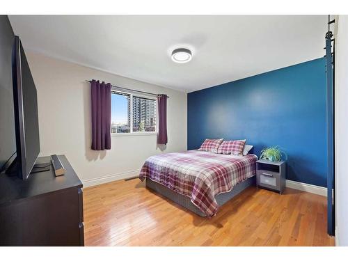 12 Harmon Place Sw, Calgary, AB - Indoor Photo Showing Bedroom