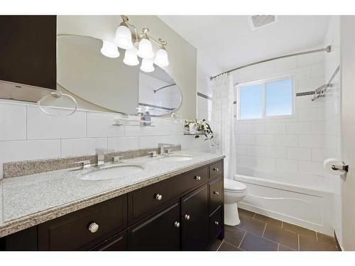 12 Harmon Place Sw, Calgary, AB - Indoor Photo Showing Bathroom