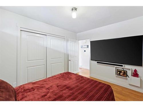 12 Harmon Place Sw, Calgary, AB - Indoor Photo Showing Bedroom