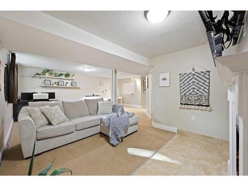 12 Harmon Place Sw, Calgary, AB - Indoor Photo Showing Living Room