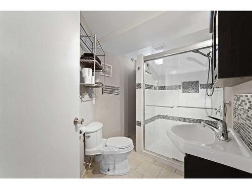 12 Harmon Place Sw, Calgary, AB - Indoor Photo Showing Bathroom