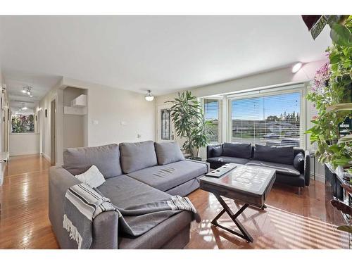 12 Harmon Place Sw, Calgary, AB - Indoor Photo Showing Living Room