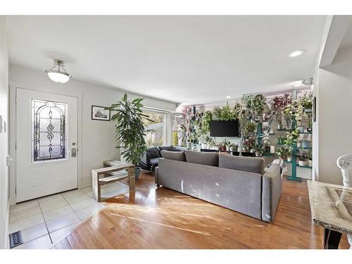 12 Harmon Place Sw, Calgary, AB - Indoor Photo Showing Living Room