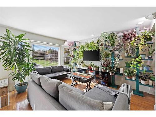 12 Harmon Place Sw, Calgary, AB - Indoor Photo Showing Living Room