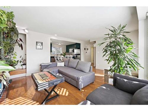 12 Harmon Place Sw, Calgary, AB - Indoor Photo Showing Living Room