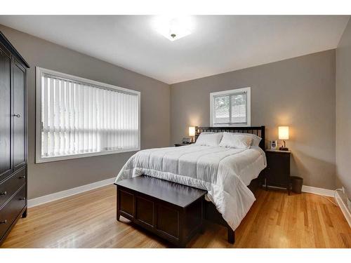 3208 26A Street Sw, Calgary, AB - Indoor Photo Showing Bedroom