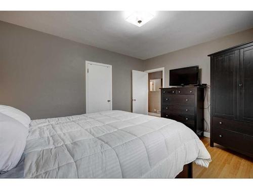 3208 26A Street Sw, Calgary, AB - Indoor Photo Showing Bedroom