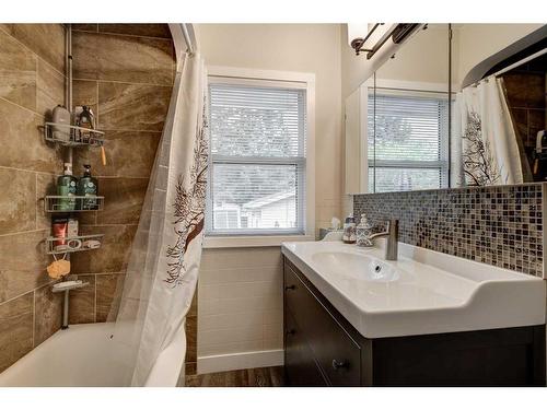 3208 26A Street Sw, Calgary, AB - Indoor Photo Showing Bathroom