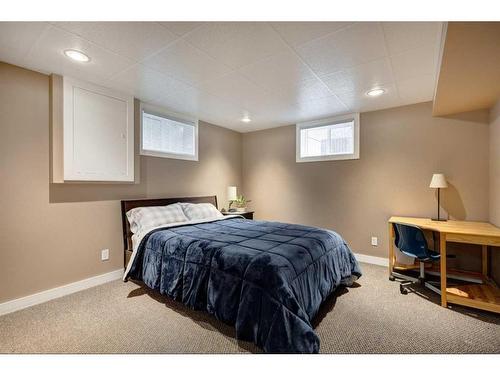 3208 26A Street Sw, Calgary, AB - Indoor Photo Showing Bedroom