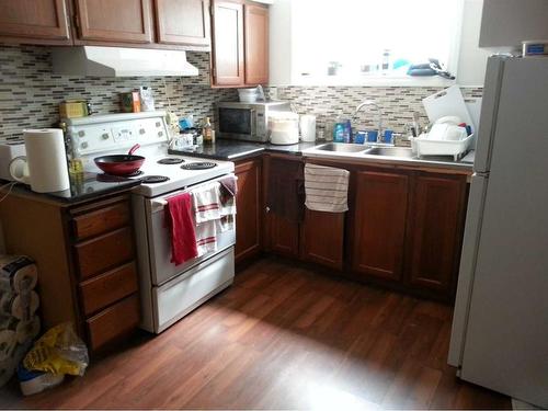 3727 Valdes Place Nw, Calgary, AB - Indoor Photo Showing Kitchen With Double Sink