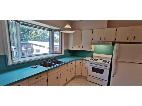 3727 Valdes Place Nw, Calgary, AB - Indoor Photo Showing Kitchen With Double Sink