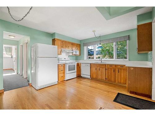 10727 Mapleshire Crescent Se, Calgary, AB - Indoor Photo Showing Kitchen