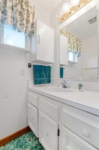 10727 Mapleshire Crescent Se, Calgary, AB - Indoor Photo Showing Bathroom