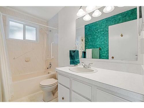 10727 Mapleshire Crescent Se, Calgary, AB - Indoor Photo Showing Bathroom