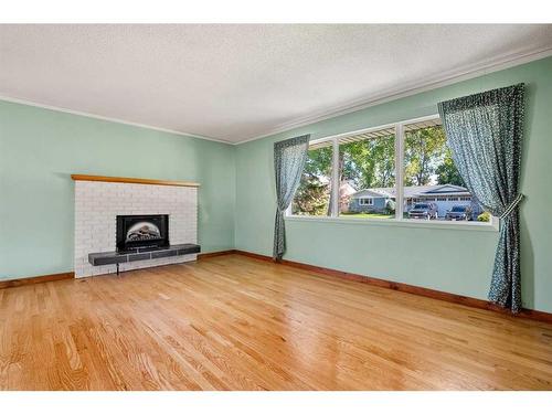 10727 Mapleshire Crescent Se, Calgary, AB - Indoor Photo Showing Living Room