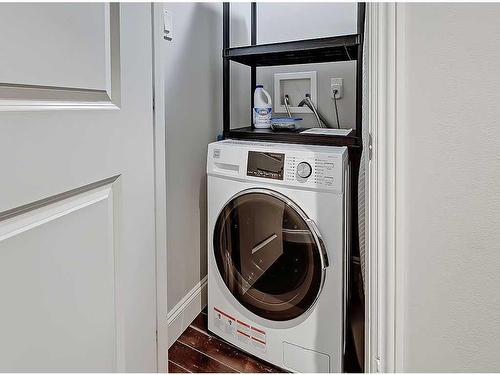 1004-733 14 Avenue Sw, Calgary, AB - Indoor Photo Showing Laundry Room