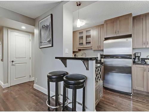 1004-733 14 Avenue Sw, Calgary, AB - Indoor Photo Showing Kitchen With Stainless Steel Kitchen