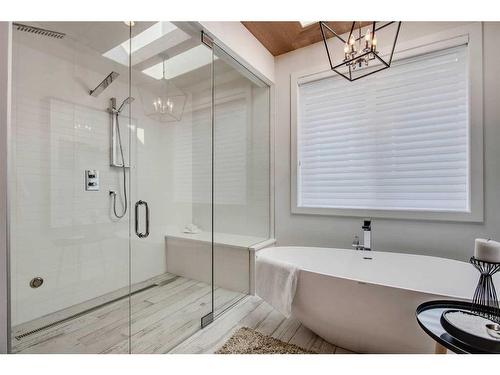 2005 48 Avenue Sw, Calgary, AB - Indoor Photo Showing Bathroom