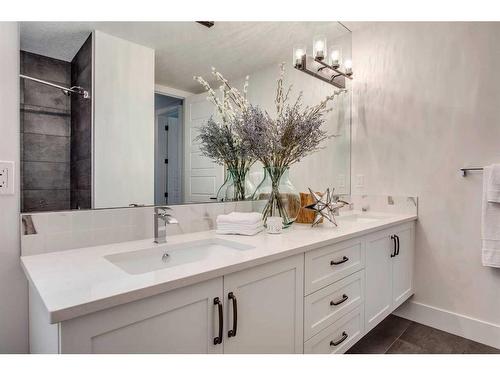 2005 48 Avenue Sw, Calgary, AB - Indoor Photo Showing Bathroom