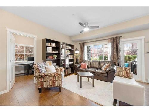 3112-4 Kingsland Close Se, Airdrie, AB - Indoor Photo Showing Living Room