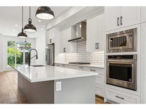 427 15 Avenue Ne, Calgary, AB - Indoor Photo Showing Kitchen With Upgraded Kitchen