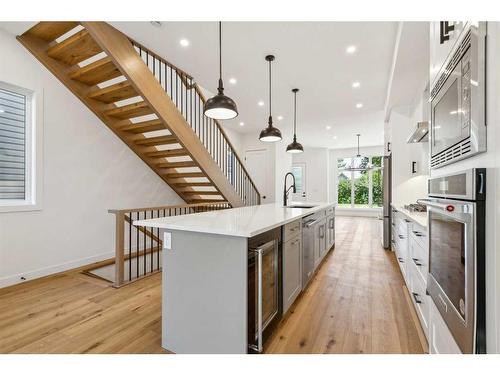 427 15 Avenue Ne, Calgary, AB - Indoor Photo Showing Kitchen With Upgraded Kitchen