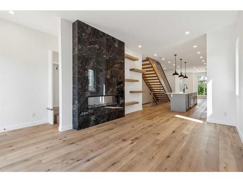 427 15 Avenue Ne, Calgary, AB - Indoor With Fireplace