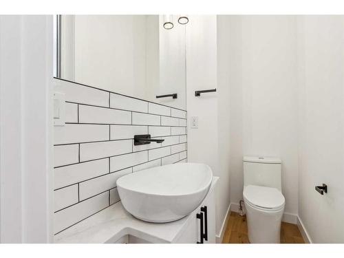 427 15 Avenue Ne, Calgary, AB - Indoor Photo Showing Bathroom