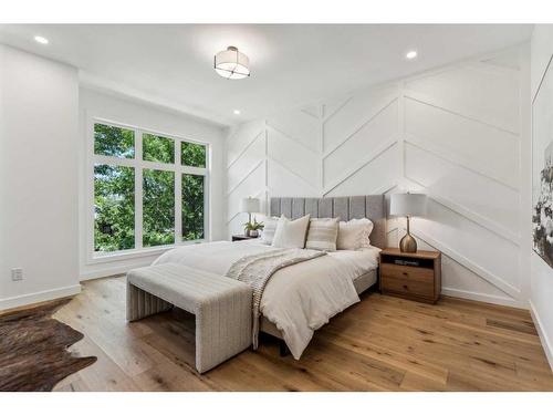 427 15 Avenue Ne, Calgary, AB - Indoor Photo Showing Bedroom