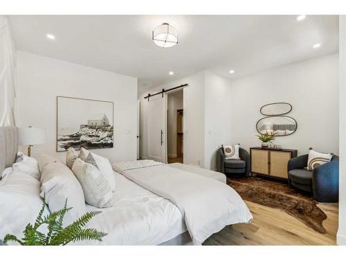 427 15 Avenue Ne, Calgary, AB - Indoor Photo Showing Bedroom