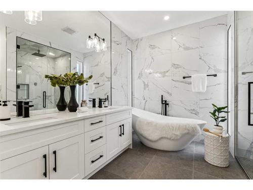 427 15 Avenue Ne, Calgary, AB - Indoor Photo Showing Bathroom