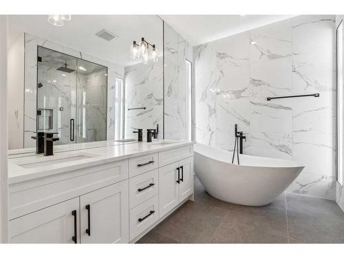 427 15 Avenue Ne, Calgary, AB - Indoor Photo Showing Bathroom