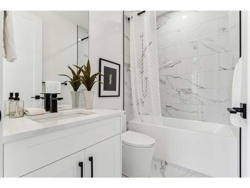 427 15 Avenue Ne, Calgary, AB - Indoor Photo Showing Bathroom