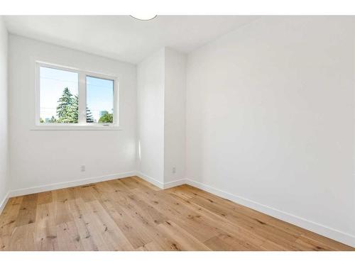 427 15 Avenue Ne, Calgary, AB - Indoor Photo Showing Other Room