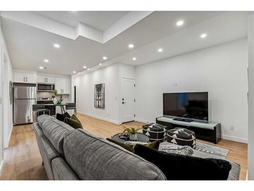 427 15 Avenue Ne, Calgary, AB - Indoor Photo Showing Living Room