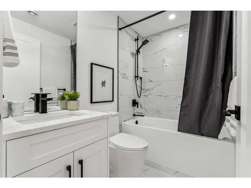 427 15 Avenue Ne, Calgary, AB - Indoor Photo Showing Bathroom