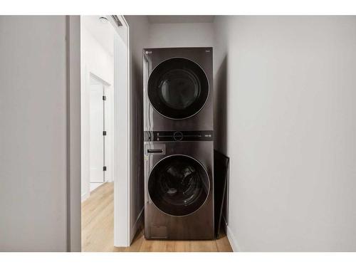 427 15 Avenue Ne, Calgary, AB - Indoor Photo Showing Laundry Room