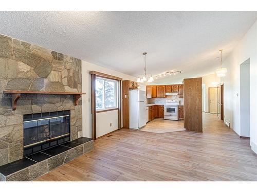 3908 14 Avenue Ne, Calgary, AB - Indoor Photo Showing Kitchen