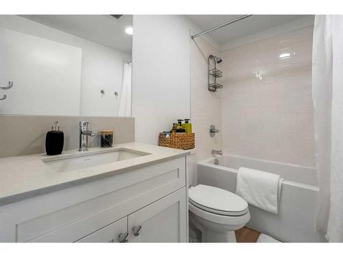 302-123 4 Street Ne, Calgary, AB - Indoor Photo Showing Bathroom