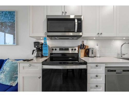 302-123 4 Street Ne, Calgary, AB - Indoor Photo Showing Kitchen With Upgraded Kitchen