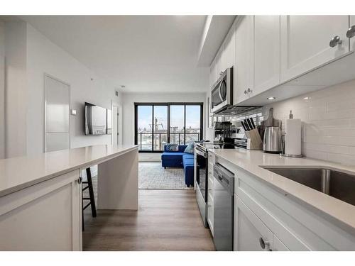 302-123 4 Street Ne, Calgary, AB - Indoor Photo Showing Kitchen