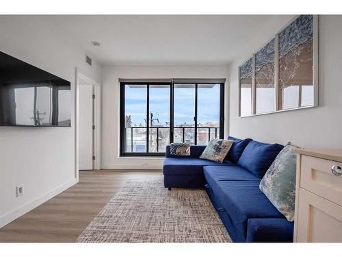 302-123 4 Street Ne, Calgary, AB - Indoor Photo Showing Living Room