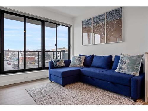 302-123 4 Street Ne, Calgary, AB - Indoor Photo Showing Living Room