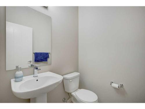 207 New Brighton Walk Se, Calgary, AB - Indoor Photo Showing Bathroom